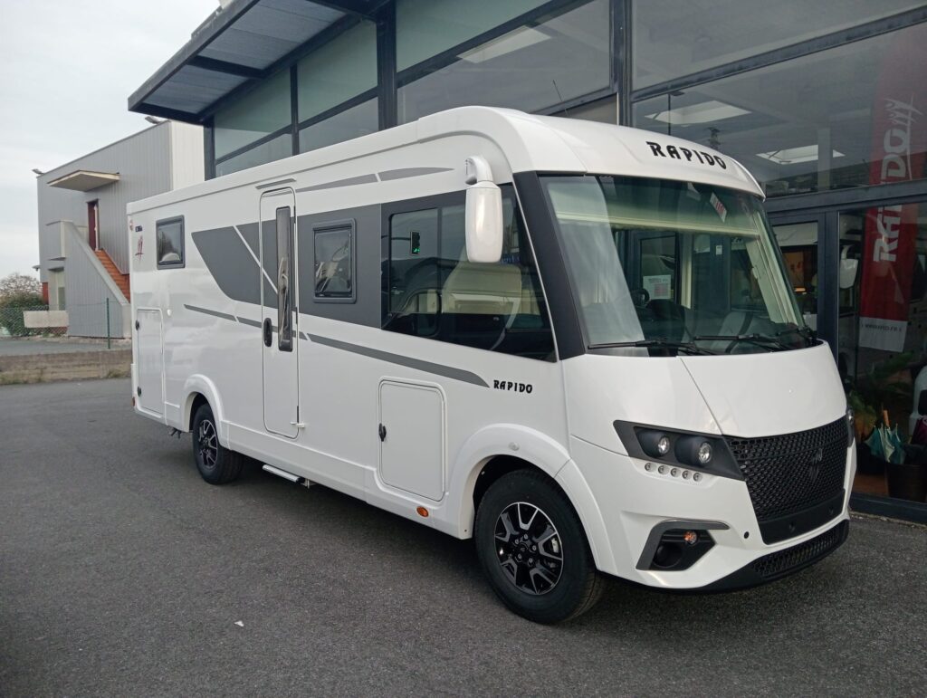Autocaravana integral Rapido C86 i de 6.99 m con llantas de 16”, chasis Fiat de 140 CV, grandes espejos para conducción, puerta de vivienda con ventana fija y garaje con 2 cerraduras para mayor seguridad.”