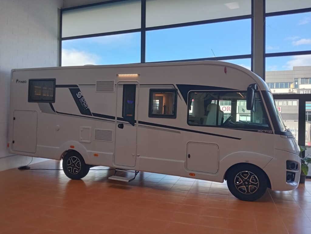 "Itineo MC 740 Spirit Edition, autocaravana integral de 7,49 metros sobre chasis Fiat con motor de 180 CV, cambio automático y llantas de 16 pulgadas"