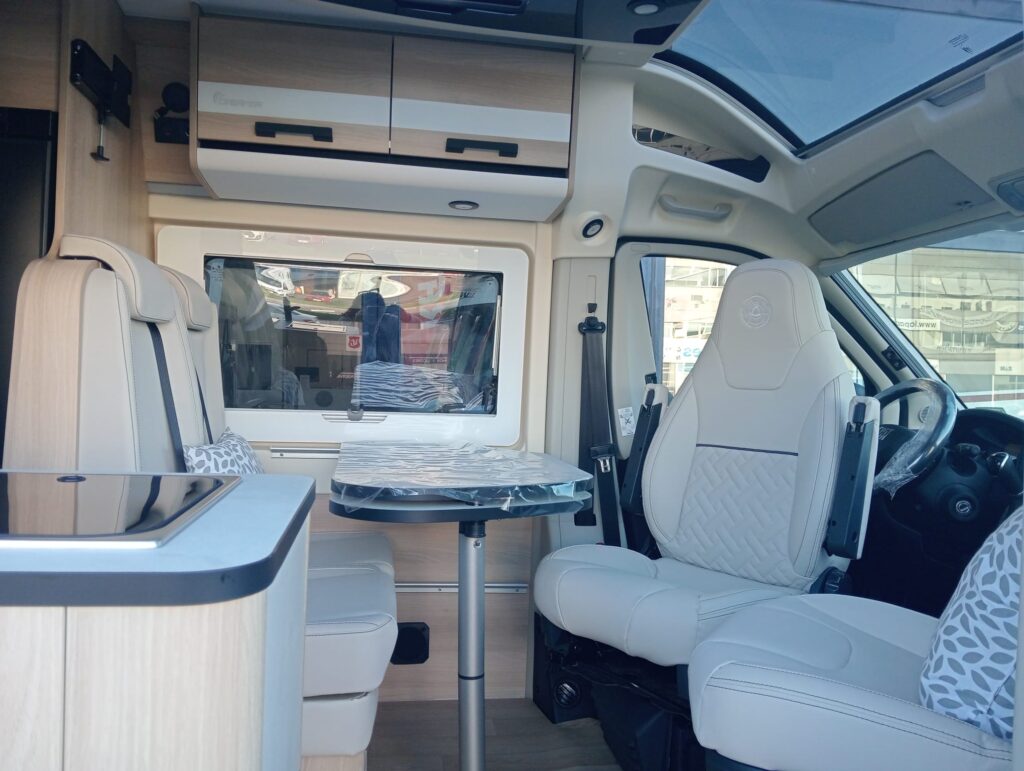 Salón de la Dreamer D55 Saphir Select con asientos giratorios de polipiel y Sky Roof que aporta mayor luminosidad y sensación de amplitud