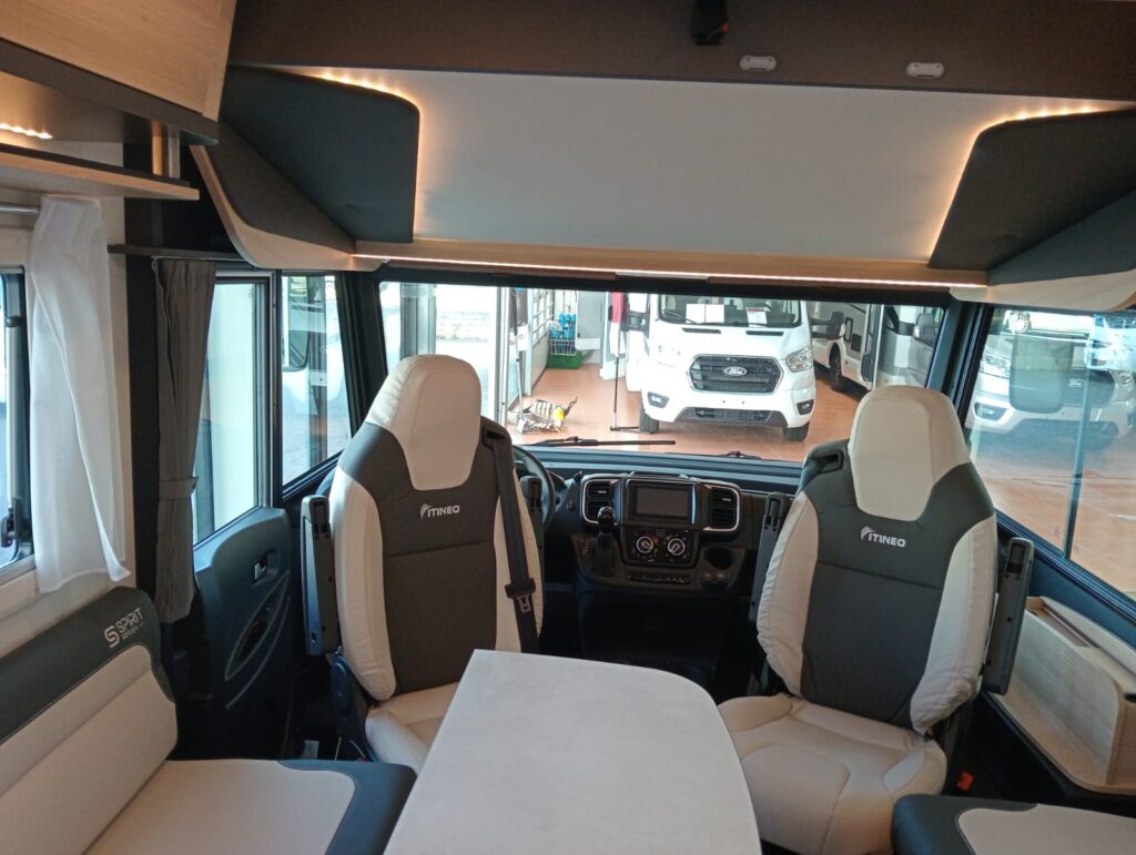 "Salón amplio face-to-face de la Itineo MC 740 Spirit Edition con mesa abatible y cama a la cabina que no reduce el espacio"