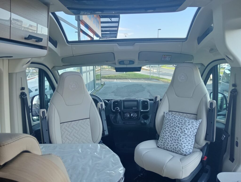 Salón de la Dreamer D55 Saphir Select con asientos giratorios, mesa de comedor con extensión y espacio cómodo y funcional