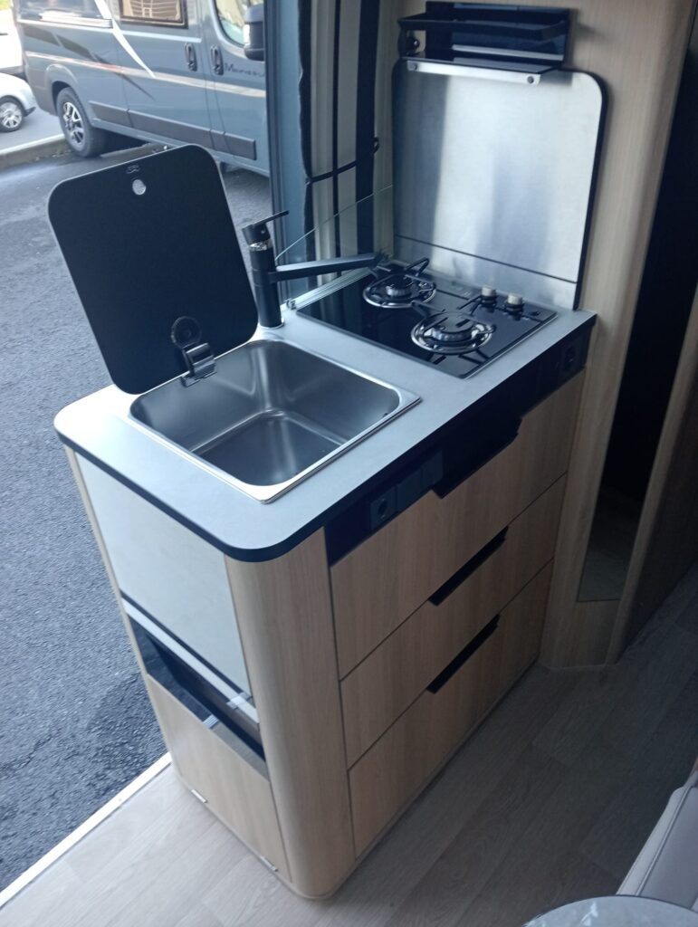 Cocina cómoda de la Dreamer D55 Saphir Select con gran capacidad de almacenamiento y espacio bien distribuido