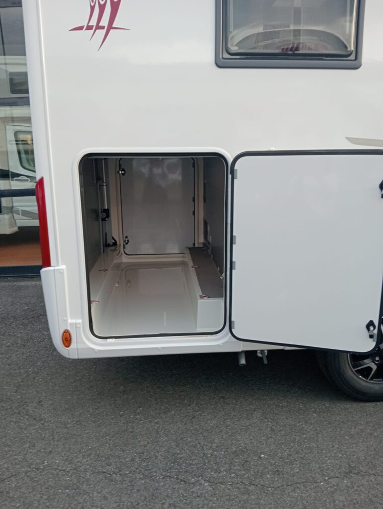 Garaje amplio de la autocaravana Rapido C86 i con 2 puertas a ambos lados y doble cerradura para mayor seguridad