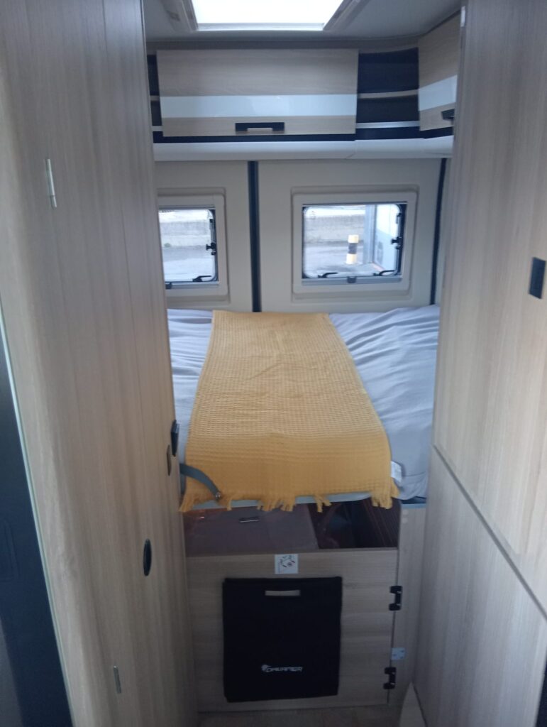 Cama transversal cómoda de la Dreamer D55 Saphir Select con dos ventanas equipadas con mosquitera y oscurecedor