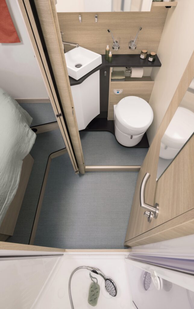 Baño de la autocaravana Rapido C86 Night Edition 2025 con ducha separada y puerta de separación delantera cerrada y trasera abierta