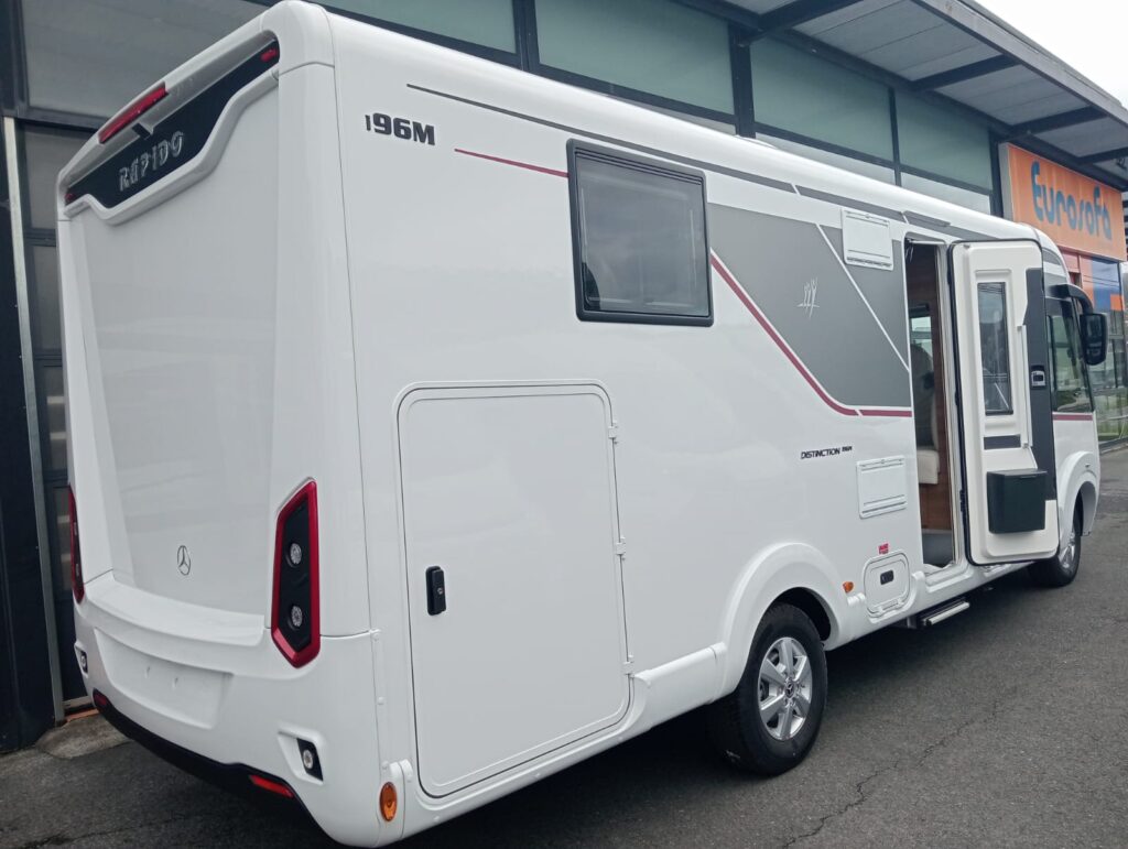 Autocaravana Rapido I96M 2025 Mercedes Automática, lateral derecho y trasera con puerta de entrada XL con ventana y papelera, garaje y cámara trasera