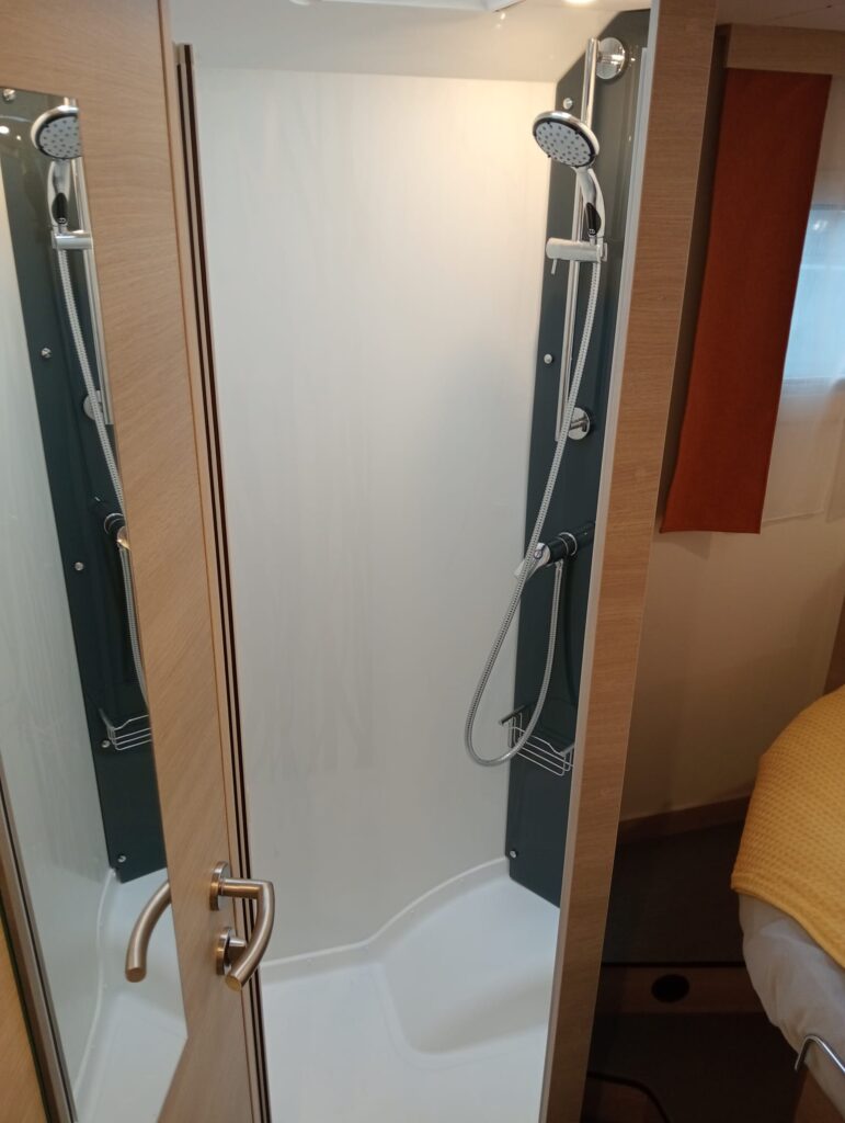 Aseo espacioso del Rapido C86 i con mampara, lavabo, taza y diseño cómodo para su uso.”
