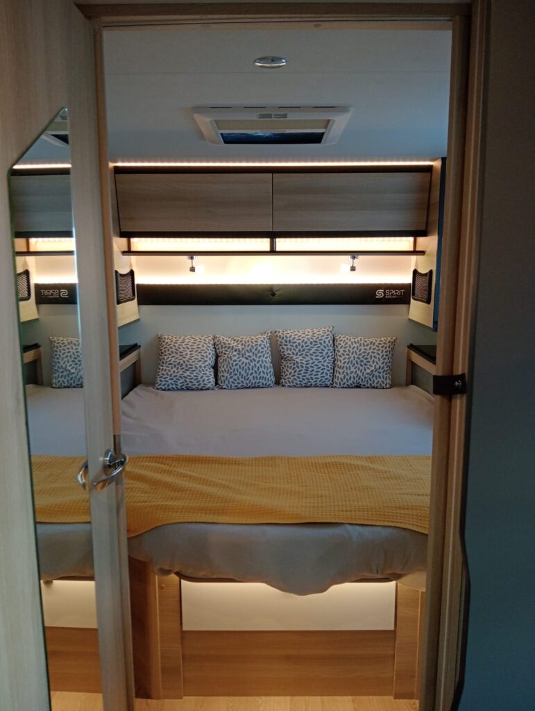 "Itineo MC 740 Spirit Edition con gran habitación y cama isla accesible por ambos lados, armarios de almacenaje y diseño interior espacioso"