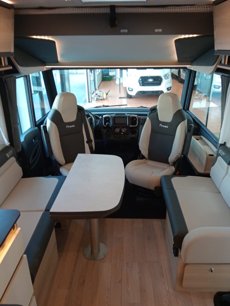 Salón amplio tipo face to face en la Itineo MC 740 Spirit Edition, cómodo, luminoso y con gran espacio interior