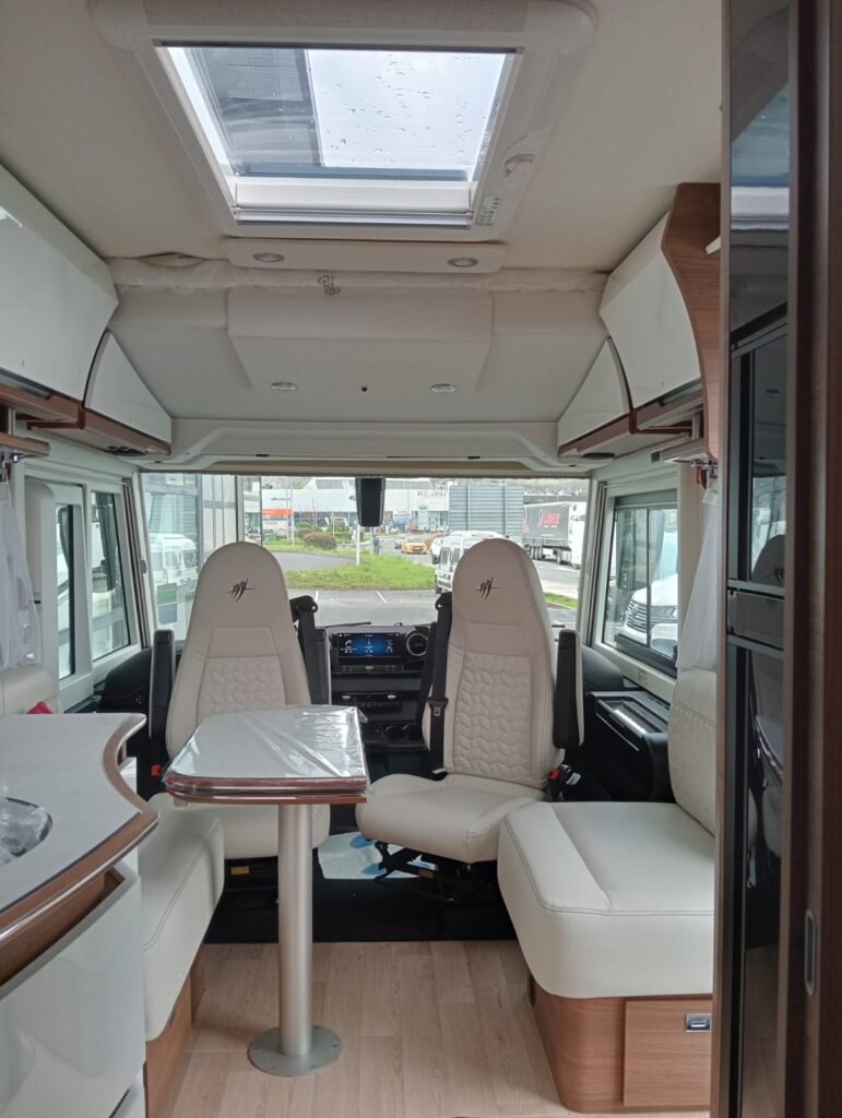 Autocaravana Rapido I96 M con salón face to face, mesa libro direccionable, cama eléctrica sobre cabina y gran luna panorámica con remis eléctrico