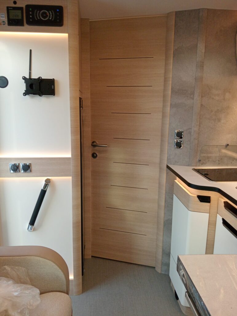 Interior del Rapido C86 i con puerta divisoria entre habitación y salón, proporcionando más confort y privacidad.”