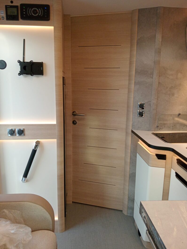 RAPIDO C86I – 2025 -CAMA ISLA – FACE TO FACE