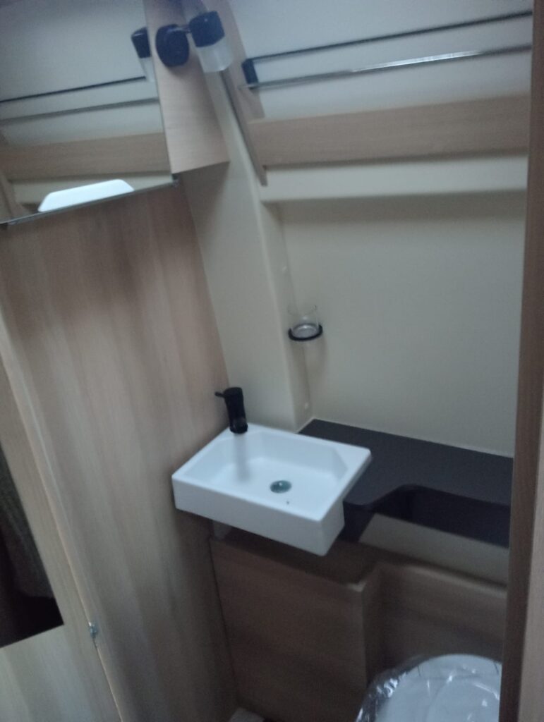Aseo del Dreamer D55 Saphir Select con puerta independiente que separa la ducha del cuarto de baño y del salón, cómodo y práctico