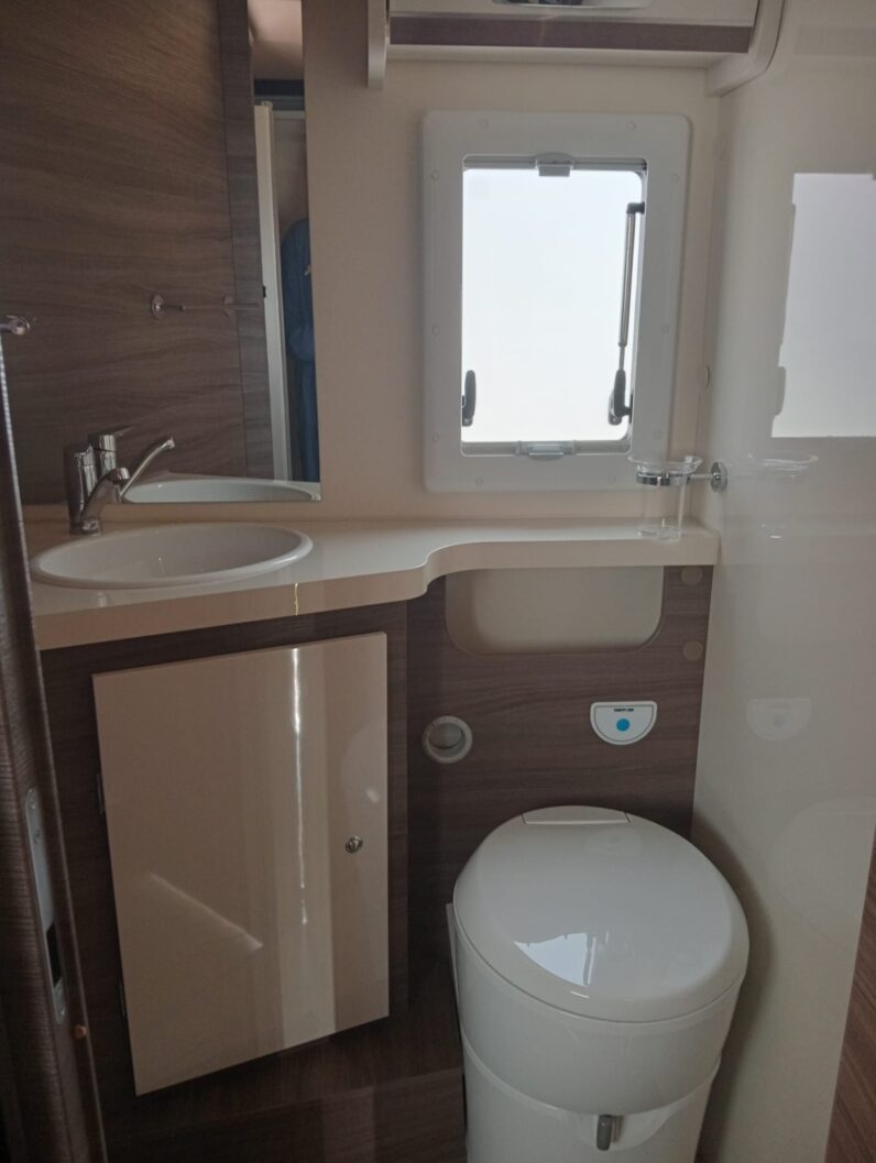 McLouis Nevis 881 Serie 800 – 2025 (NUEVA) | 180 CV Automático | Integral, Cama isla, Face to face