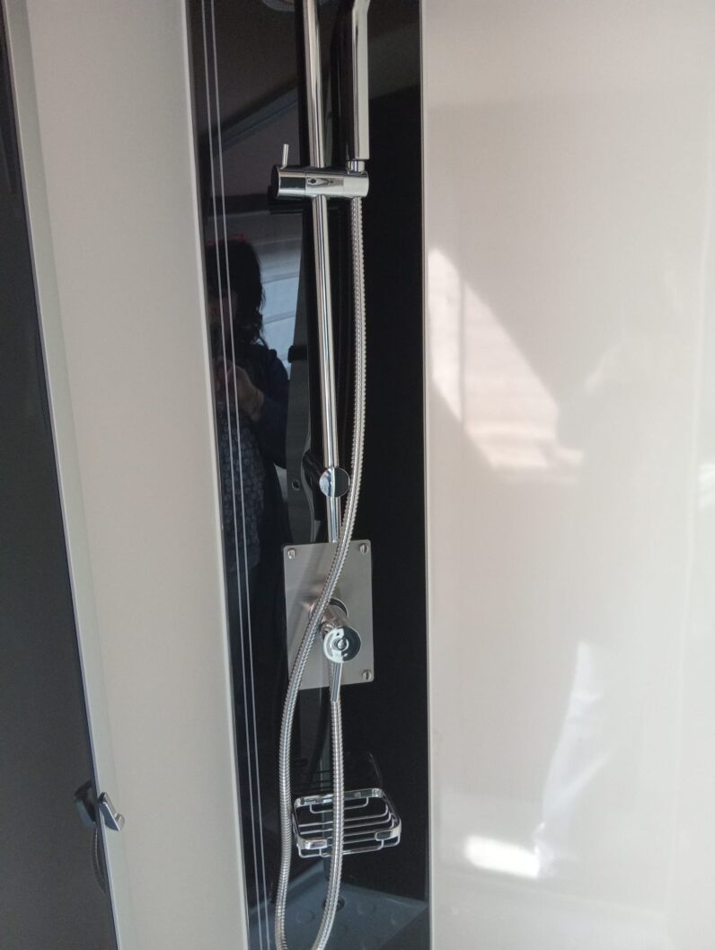 McLouis Nevis 881 Serie 800 – 2025 (NUEVA) | 180 CV Automático | Integral, Cama isla, Face to face