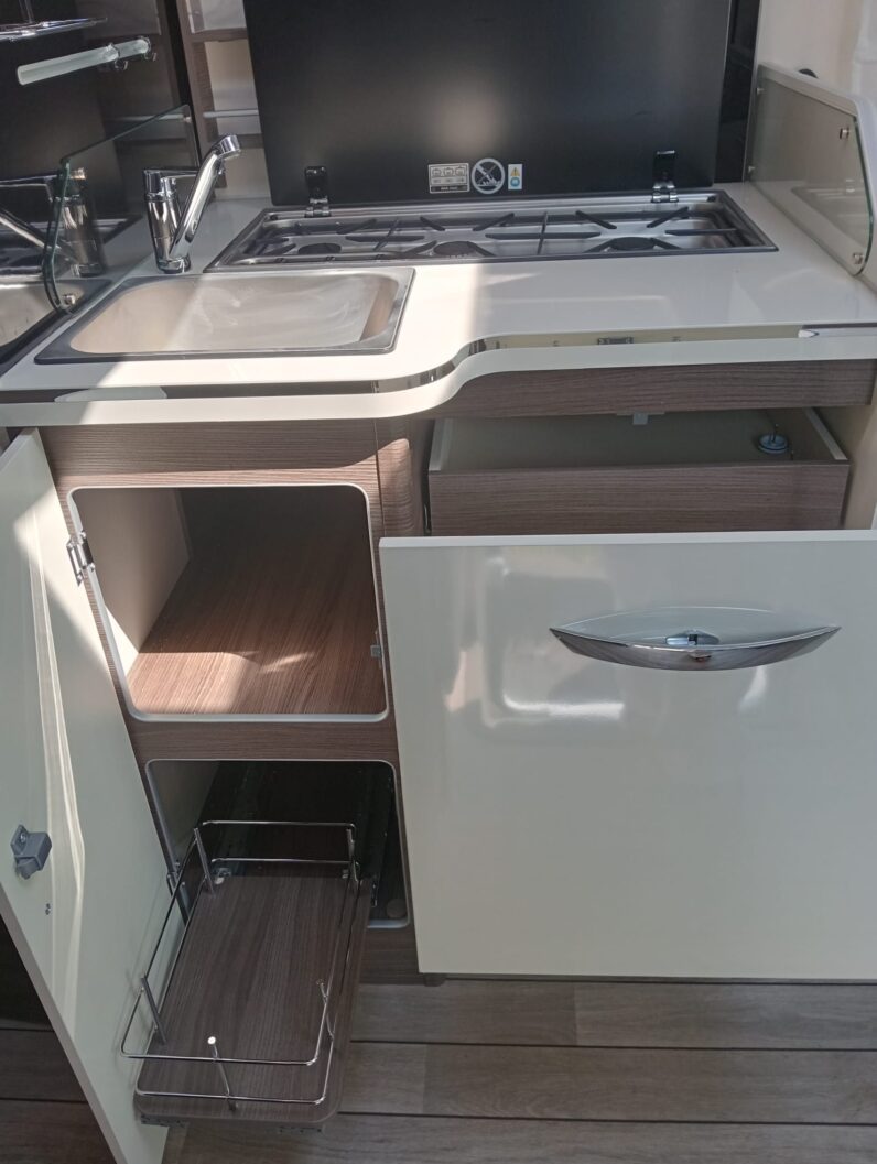 McLouis Nevis 881 Serie 800 – 2025 (NUEVA) | 180 CV Automático | Integral, Cama isla, Face to face