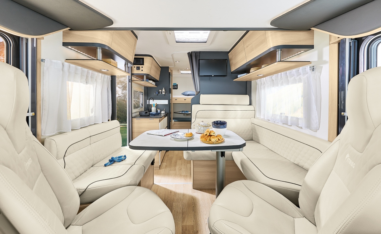 Autocaravana integral compacta con literas 5 plazas itineo cs660 caravanas evasión - Salon con campacidad para 5 personas