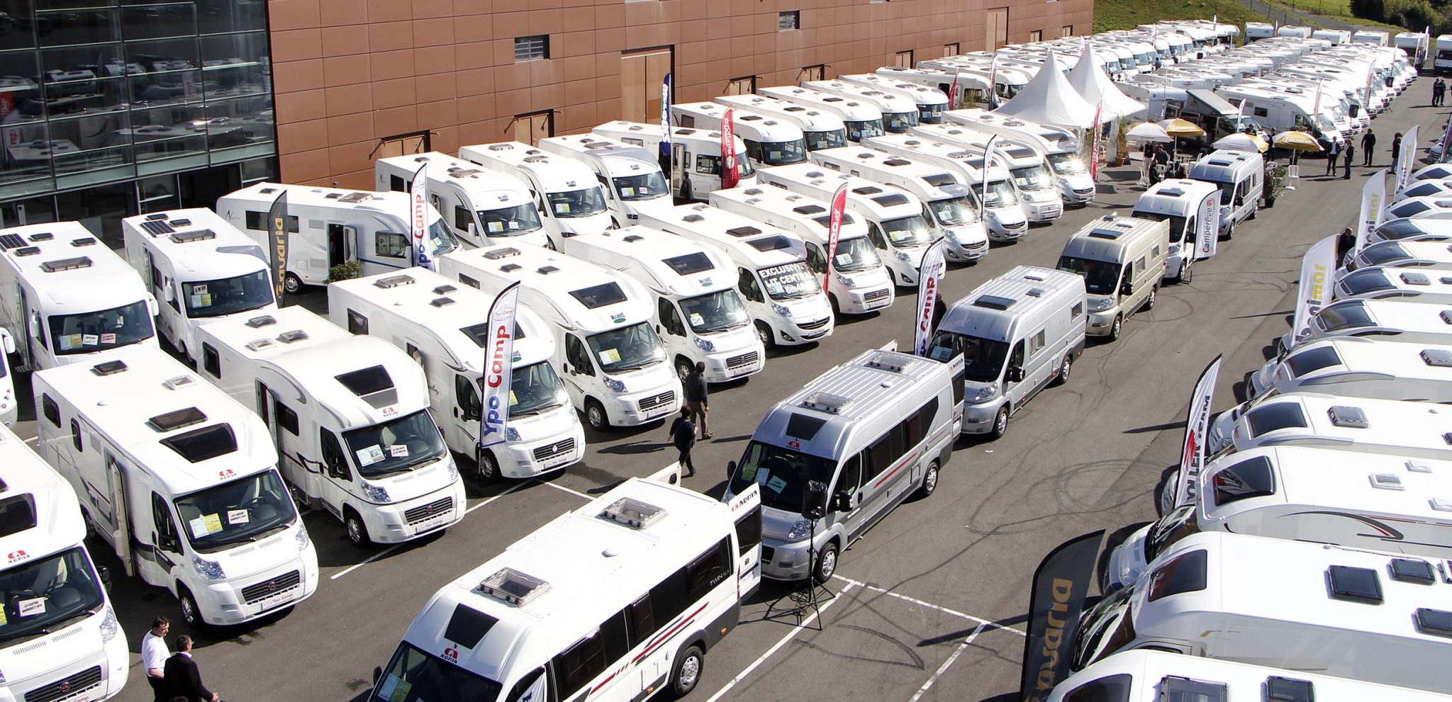 Imagen aérea de la feria de la autocaravana de Biarritz con autocaravanas y campers de varias marcas