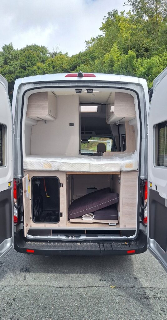 Garaje espacio con cama para poder quitar y mejorar el espacio