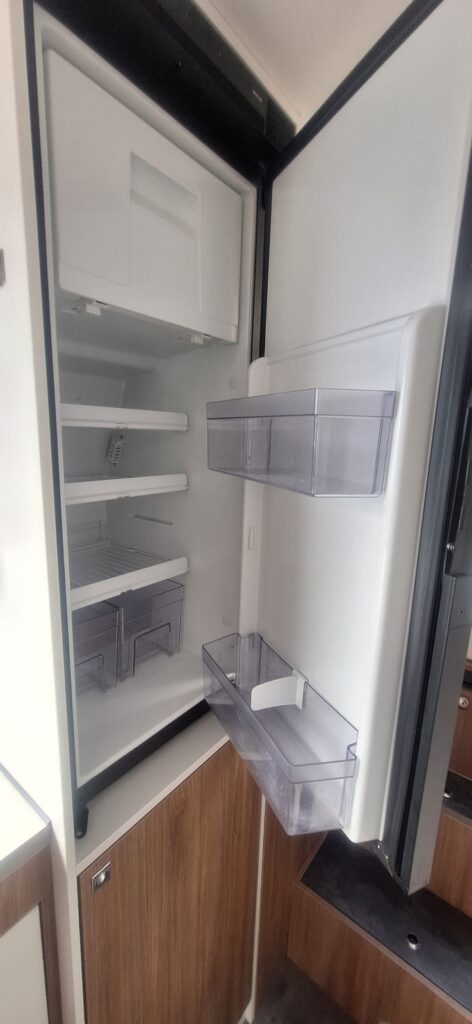 Camper Vo-Pilote-V630J-frigorifico