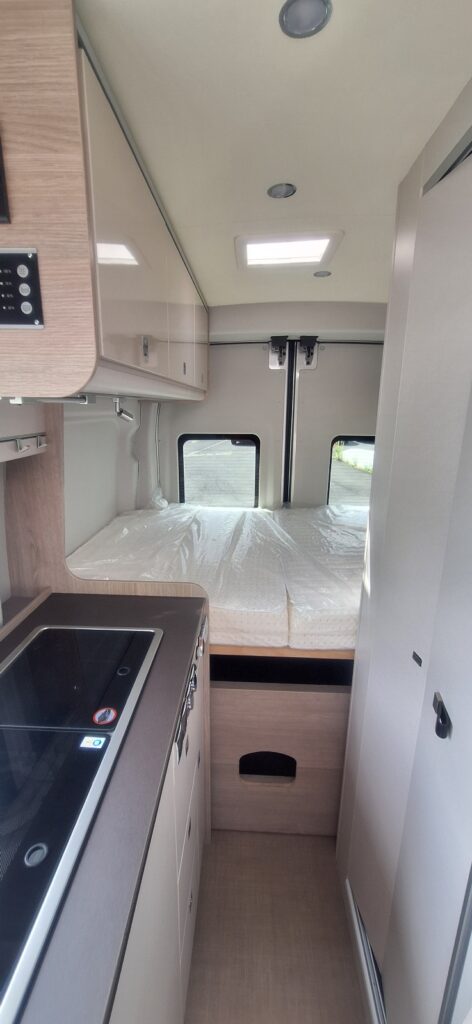 vista interior con cama transversal atrás