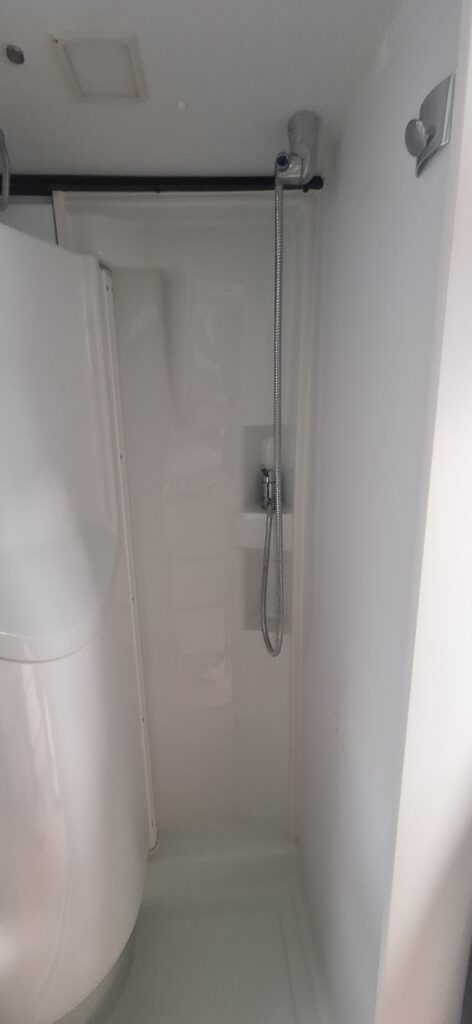Ducha cómoda, con cabina pivotante
