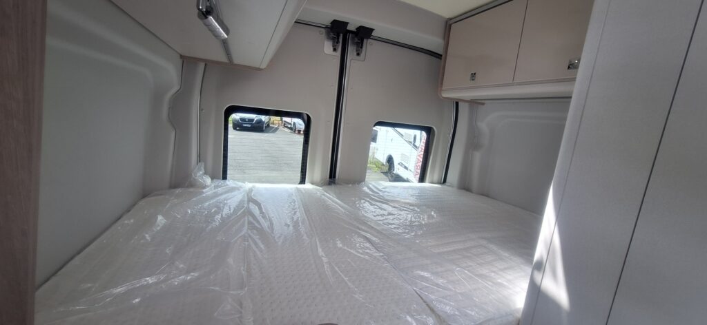 Cama transversal cómoda y espaciosa