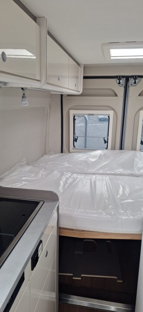 Camper VO cama transversal