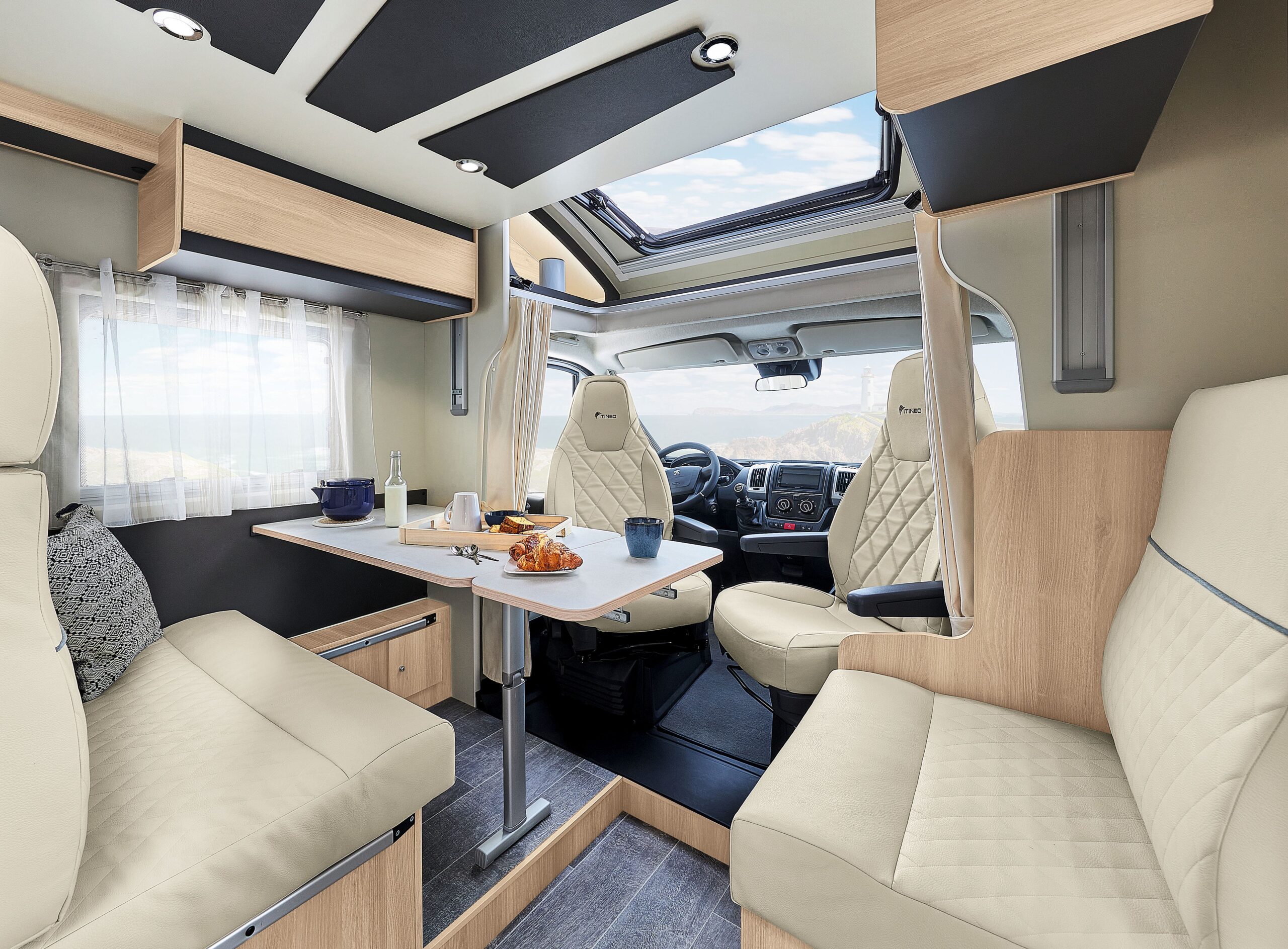 Maxi sal&oacute;n autocaravana Itineo PJ700 2024 con asientos giratorios y ventana de techo Sky View