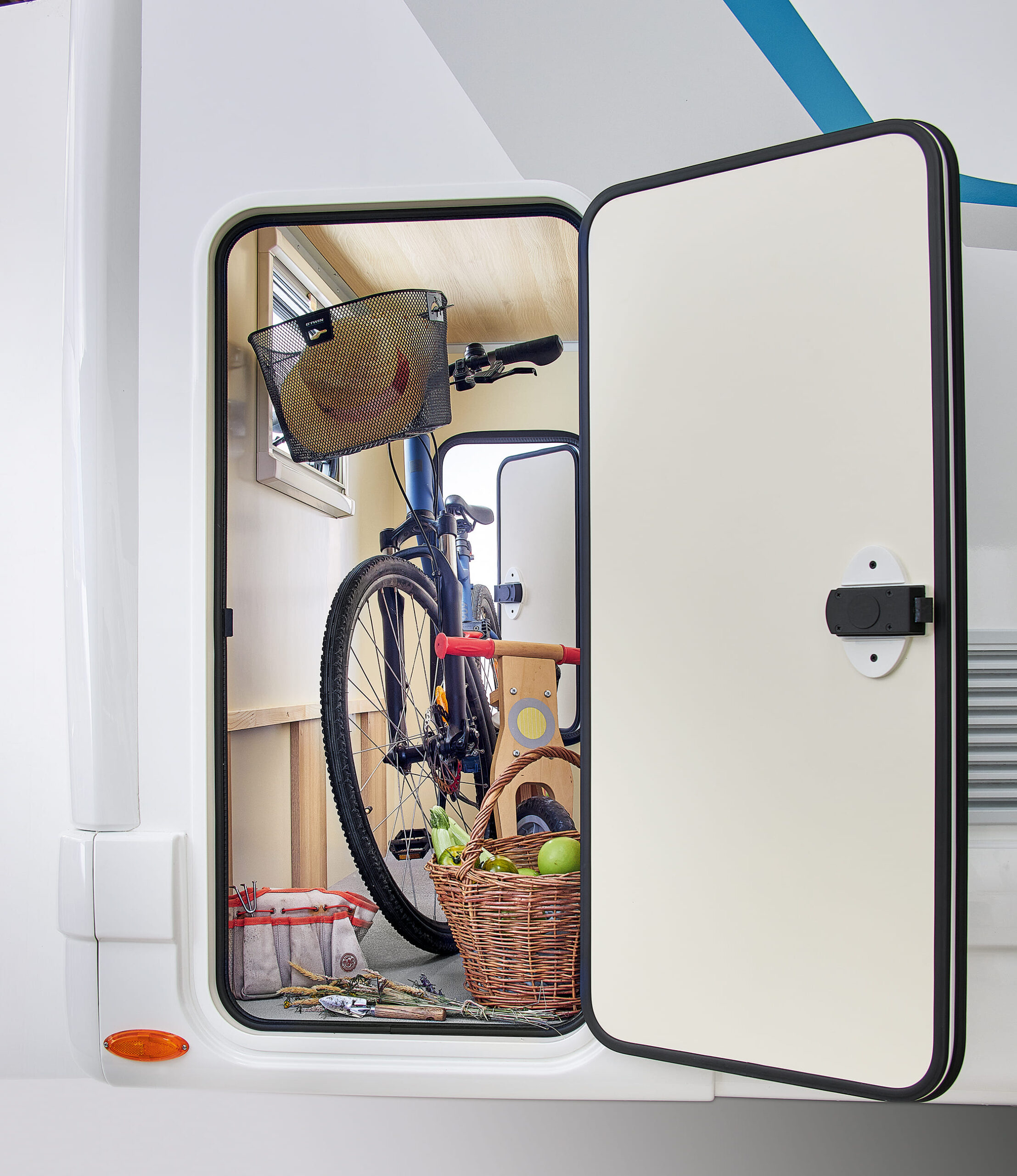 Garaje de la autocaravana Itineo PS700 con litera plegada para mayor espacio de carga