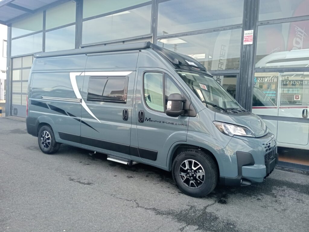 Mc Louis Menfys 3 S-Line de 5,99 m en color gris, con toldo y placa instalados, llantas de 16 pulgadas