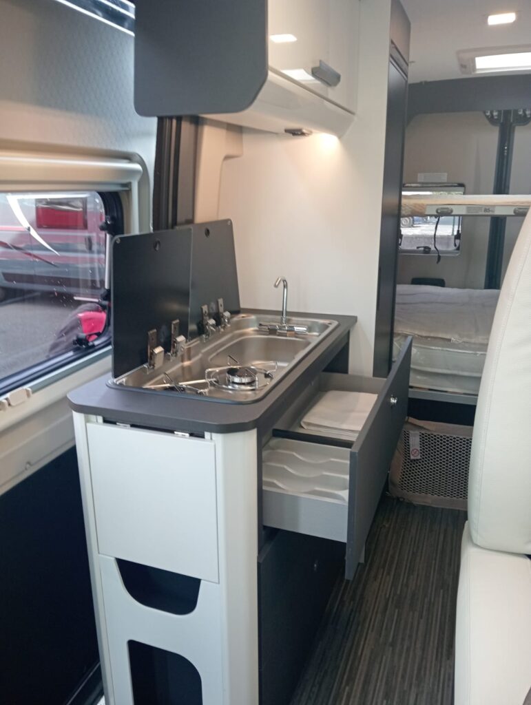 Cocina de la Mc Louis Menfys 3 S-Line con dos fuegos, fregadero, tres cajones amplios y extensión lateral que aporta mayor comodidad al cocinar
