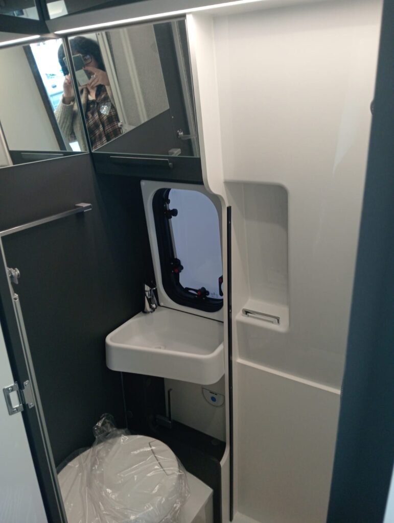 Baño de la Mc Louis Menfys 3 S-Line con ducha y aseo en el mismo habitáculo, mampara separadora para mantener seca la zona del WC, cómodo y amplio