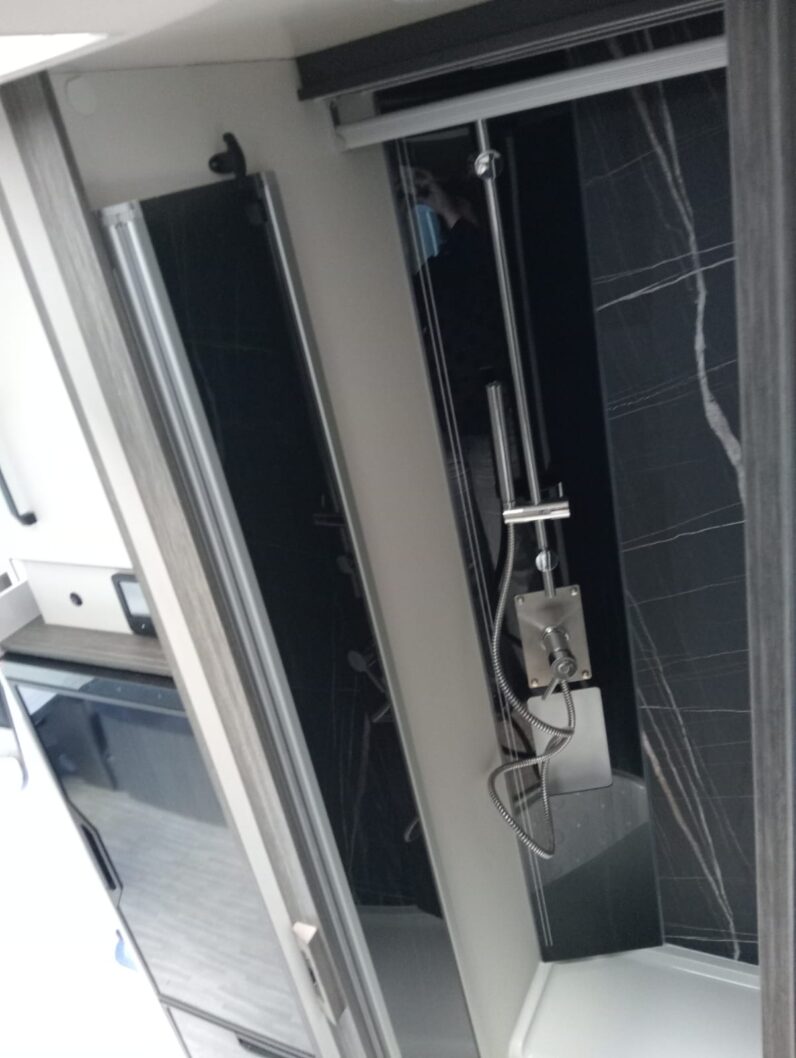 MC Louis MC4 881- Autocaravana Perfilada 2026 – Isla – Face to Face