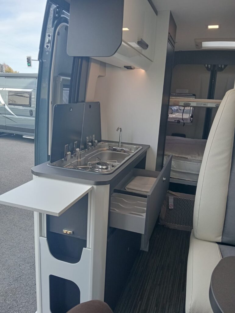 Cocina de la Mc Louis Menfys 3 S-Line con dos fuegos, fregadero, tres cajones amplios, armario superior y extensión lateral para mayor espacio al cocinar