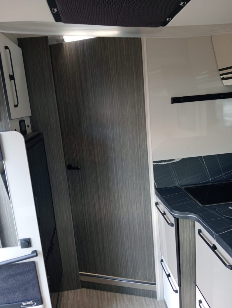 MC Louis MC4 881- Autocaravana Perfilada 2026 – Isla – Face to Face