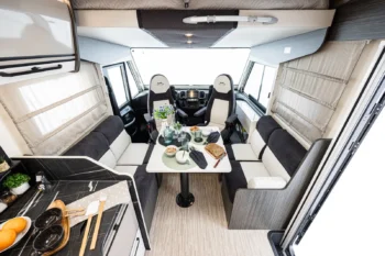 Interior de autocaravana McLouis Nevis 881 con salón face to face y cabina amplia