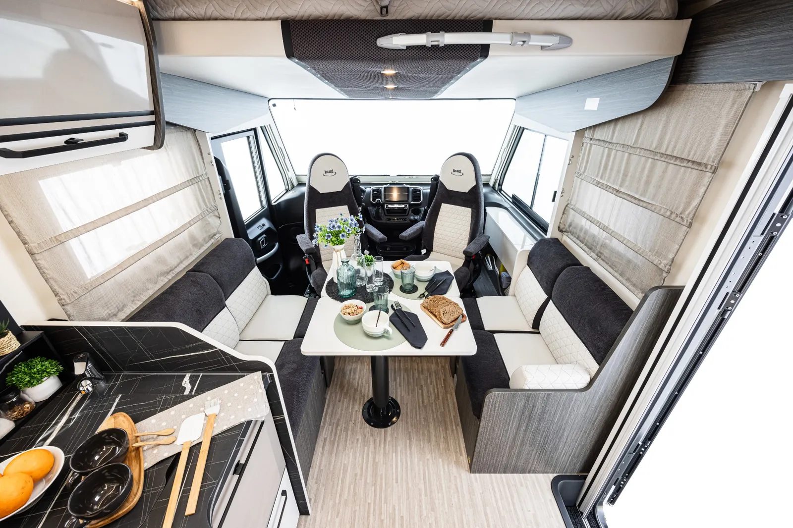 Interior de autocaravana McLouis Nevis 881 con salón face to face y cabina amplia