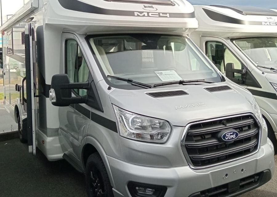 McLouis MC4 379: autocaravana perfilada con cama isla