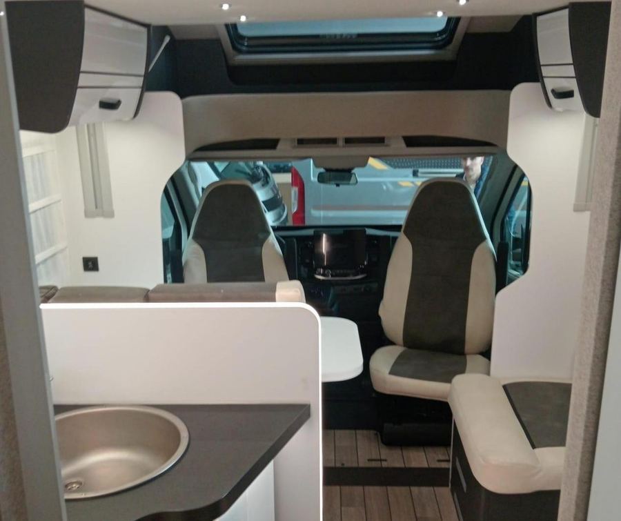Interior de la McLouis MC4 379